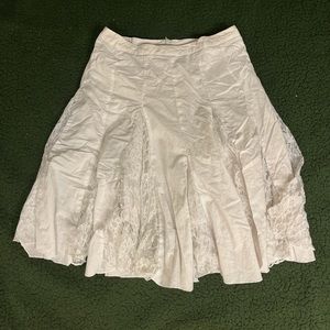 White pleated skirt with lace details